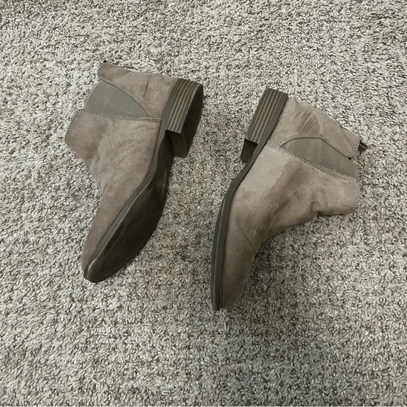 BOOTS - Picture 2 of 5